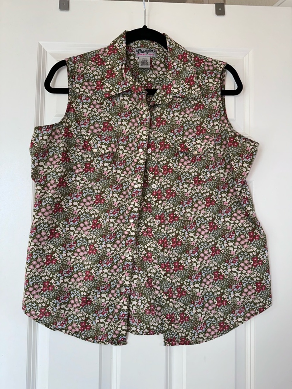 Wrangler Women's Sleeveless Floral Pearl Button-Front Top - Pink & Green Sz L